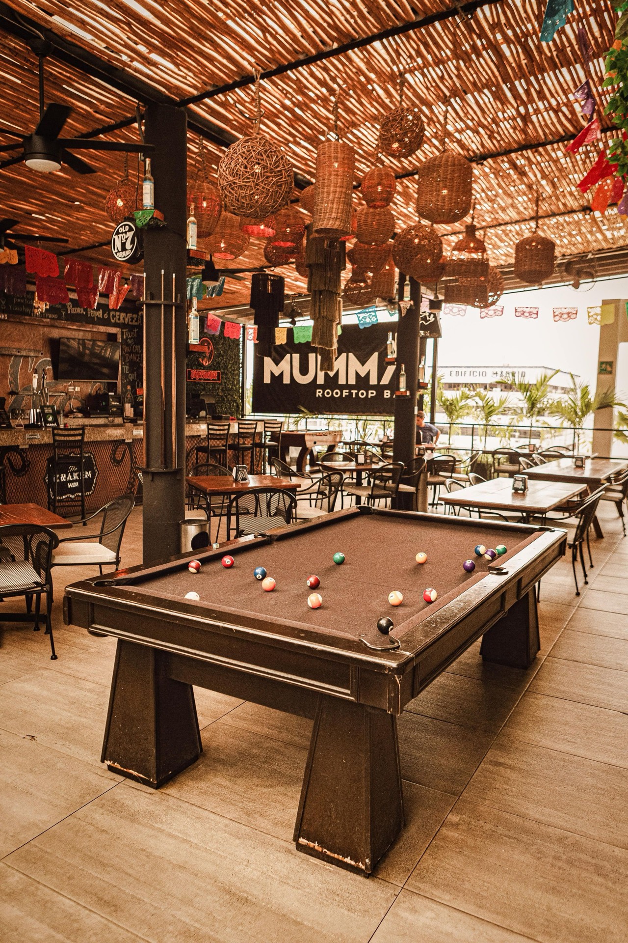 Ambiente social en la azotea de Nomads Rooftop